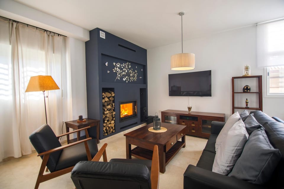 Communal lounge/ TV room, TV and multimedia, Living room, Seating area, fireplace