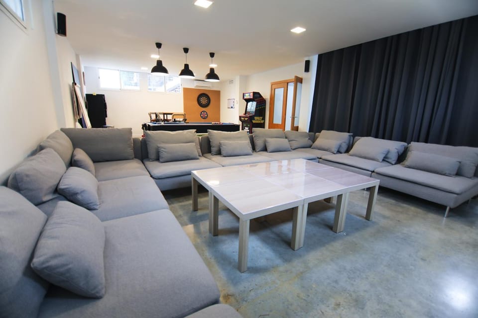 Communal lounge/ TV room, TV and multimedia, Living room, Seating area, Dining area, Evening entertainment