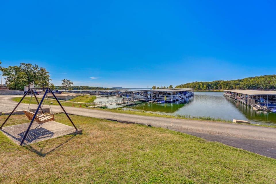 2 Mi to Silver Dollar City: Lakefront Branson Gem! House in Indian Point