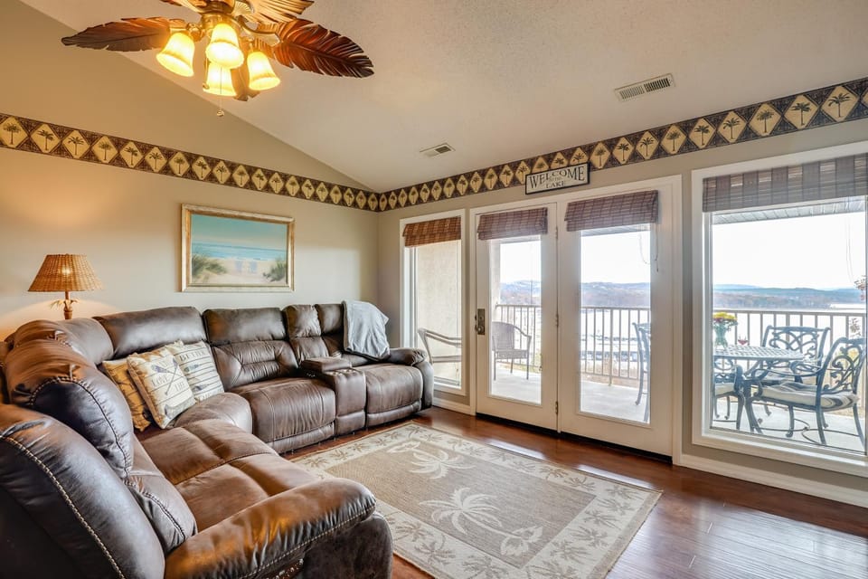 2 Mi to Silver Dollar City: Lakefront Branson Gem! House in Indian Point