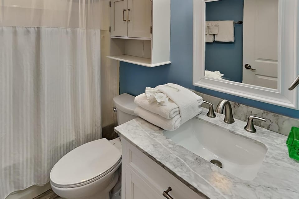 Toilet, Bathroom, towels