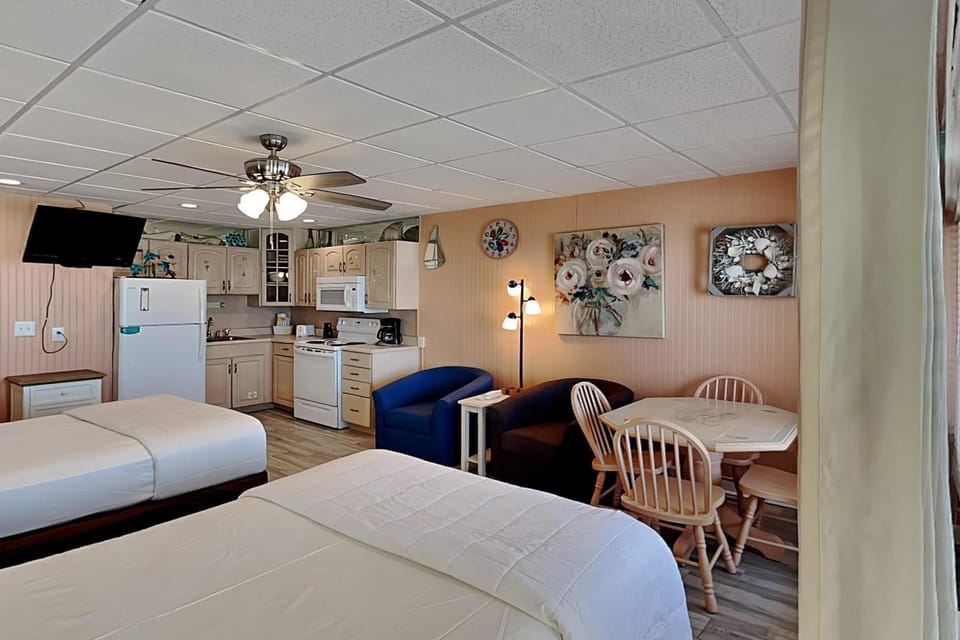 Bed, TV and multimedia, Kitchen or kitchenette, Seating area, Dining area, Bedroom, furniture, microwave, oven, stove