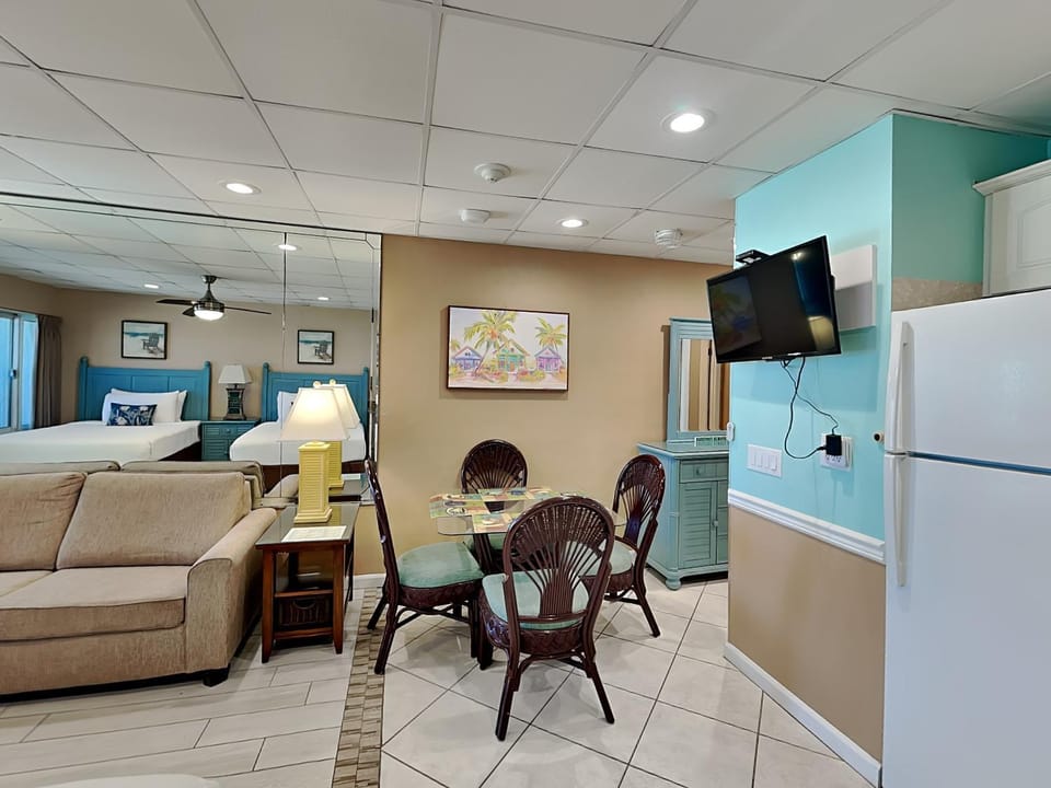 Bed, TV and multimedia, Living room, Seating area, Dining area, Bedroom, furniture