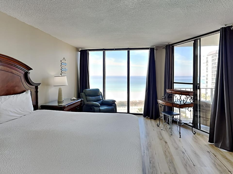 Bed, Balcony/Terrace, Seating area, Bedroom, Sea view