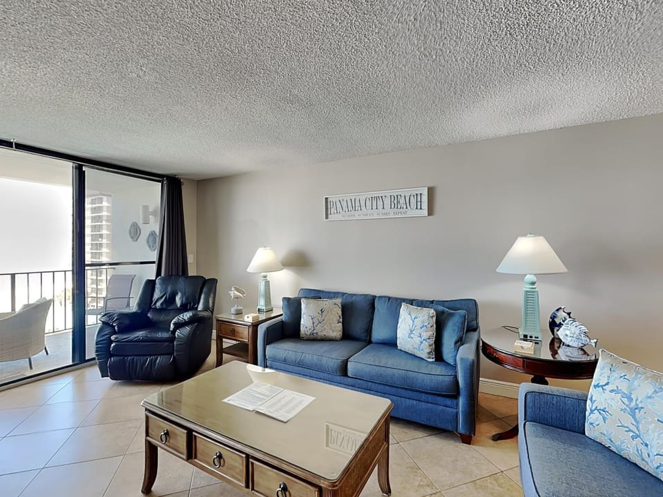 Balcony/Terrace, Living room, Seating area, City view, furniture