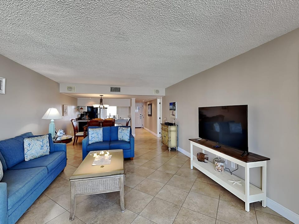 TV and multimedia, Living room, Seating area, Dining area, furniture, air conditioner