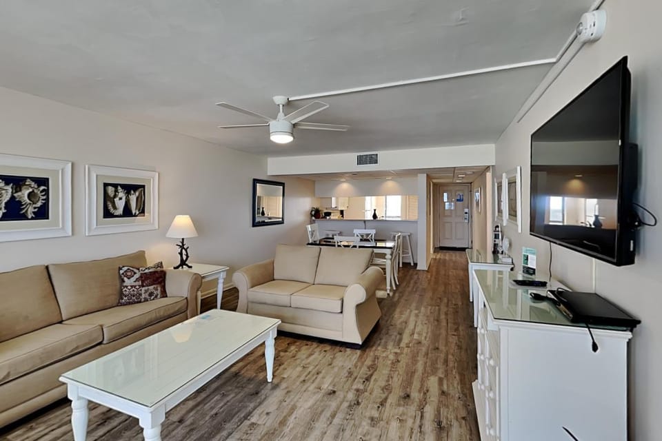 TV and multimedia, Kitchen or kitchenette, Living room, Seating area, Dining area, furniture, air conditioner