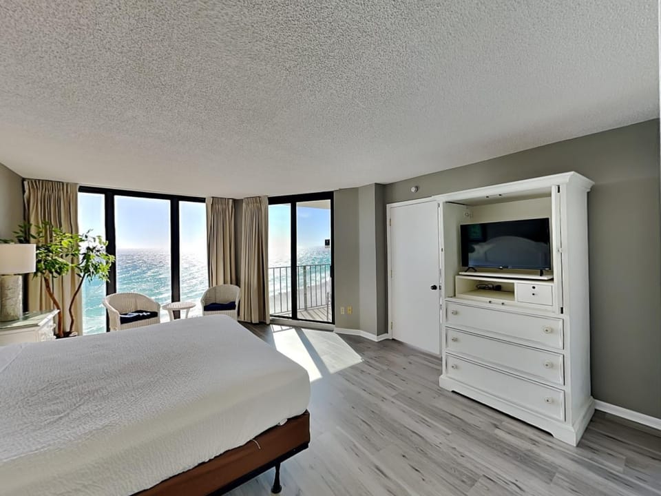 Bed, TV and multimedia, View (from property/room), Seating area, Bedroom, Sea view, furniture
