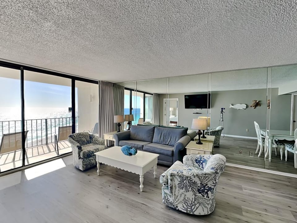 TV and multimedia, Balcony/Terrace, Living room, Seating area, Dining area, Sea view, furniture