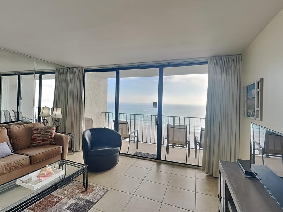 TV and multimedia, Balcony/Terrace, Living room, Seating area, Sea view, furniture