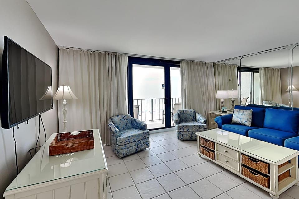 TV and multimedia, Balcony/Terrace, Living room, Seating area, furniture