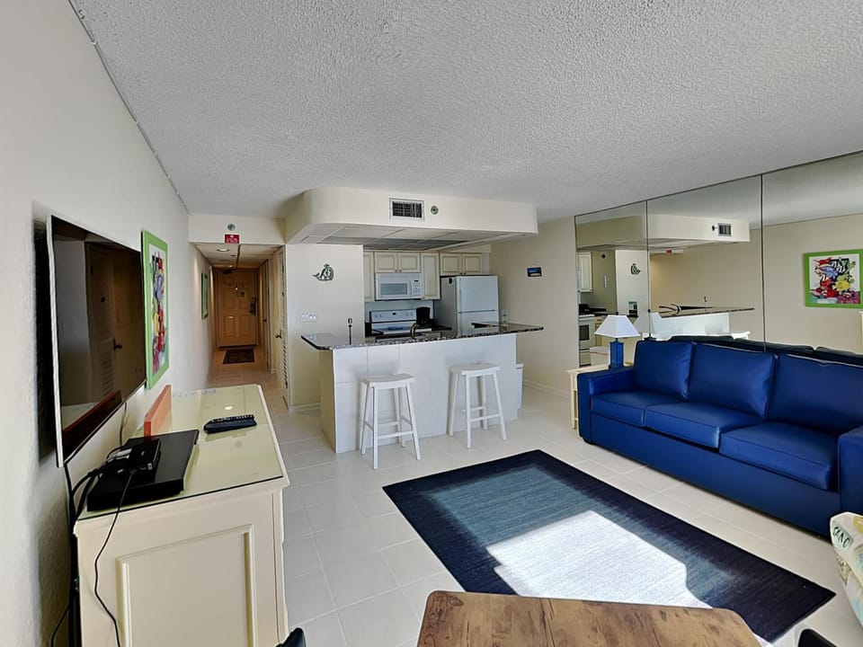 TV and multimedia, Kitchen or kitchenette, Living room, Seating area, microwave, oven, stove, air conditioner
