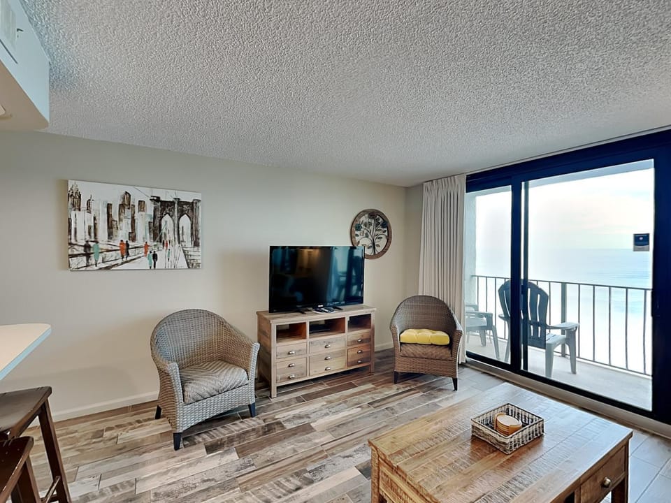 TV and multimedia, Balcony/Terrace, Living room, Seating area, furniture