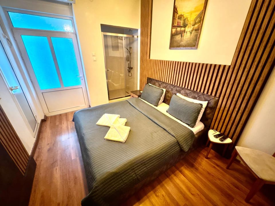 Shower, Bed, Photo of the whole room, Bedroom, towels