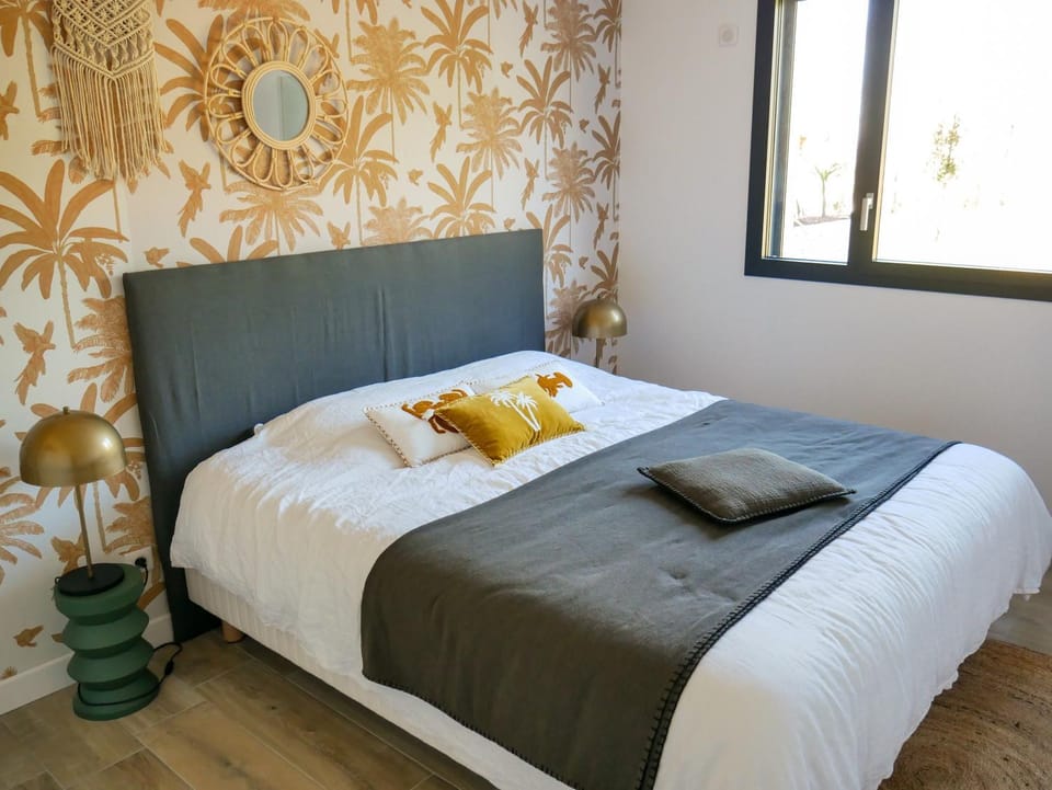 Photo of the whole room, Bedroom