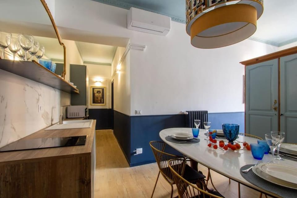 Kitchen or kitchenette, minibar