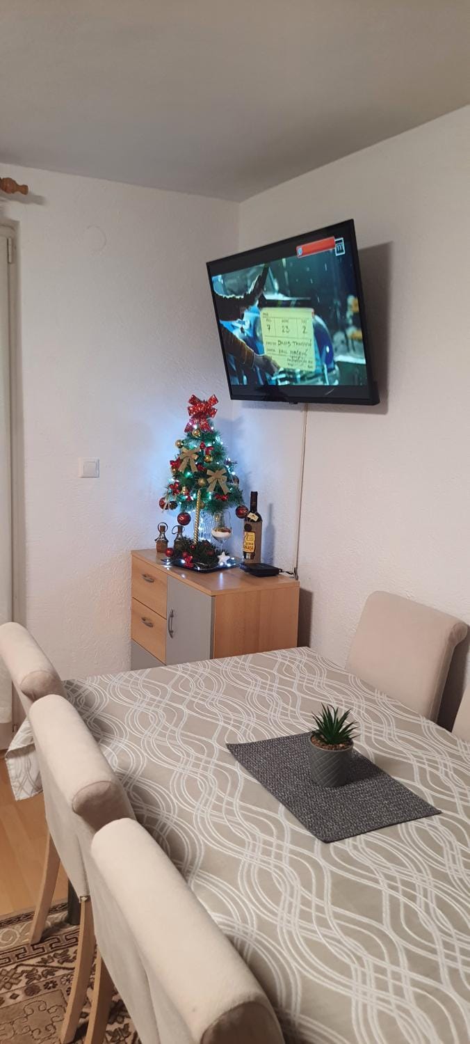 TV and multimedia, Living room, Seating area, Dining area