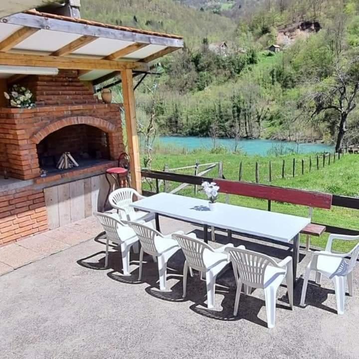 Patio, Day, Natural landscape, Garden, Mountain view, River view