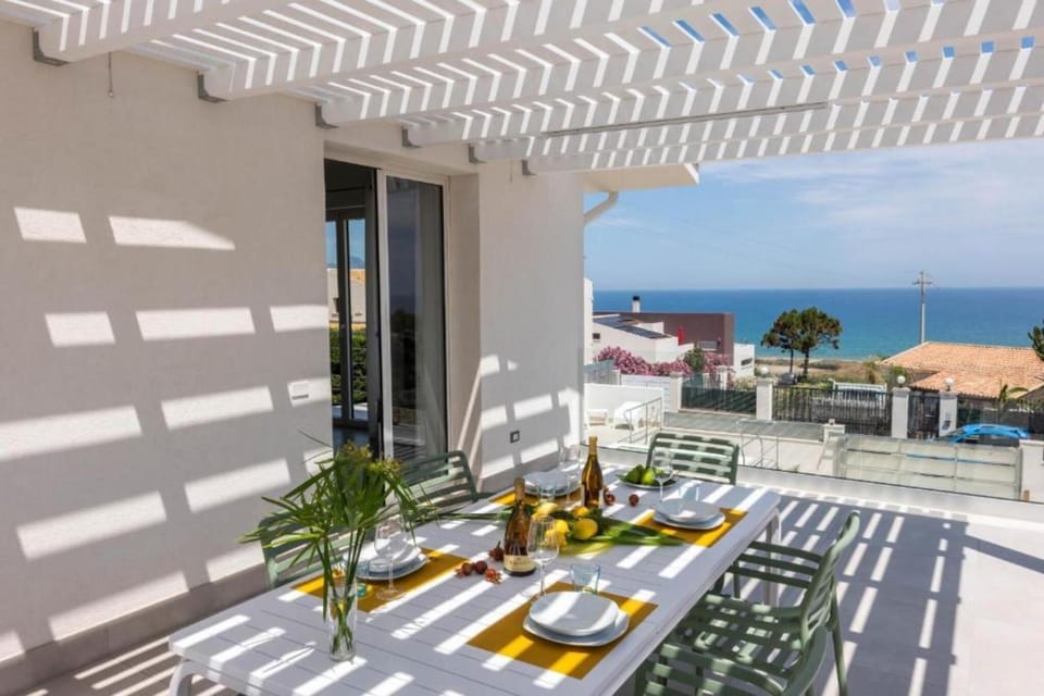 Property building, Balcony/Terrace, Living room
