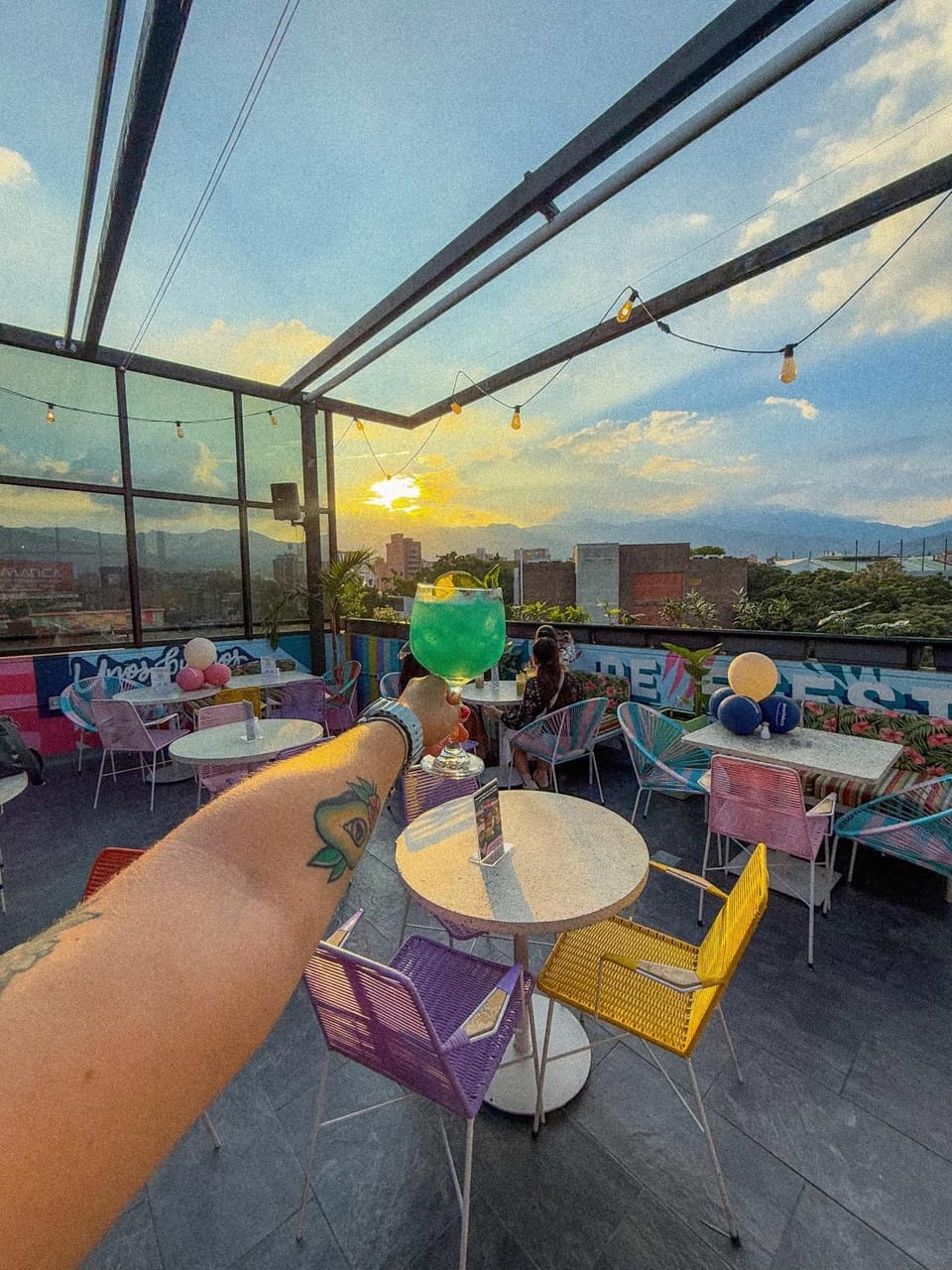 Restaurant/places to eat, Balcony/Terrace, City view