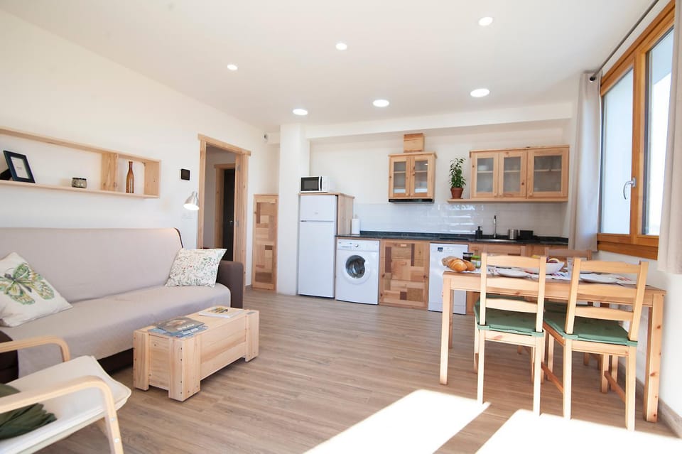 Kitchen or kitchenette, Living room, Seating area, Dining area, dishwasher, minibar, stove