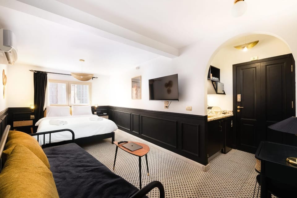 Bed, TV and multimedia, Bedroom, hair dresser