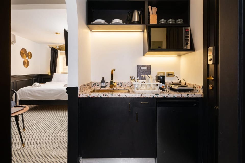 Kitchen or kitchenette, minibar