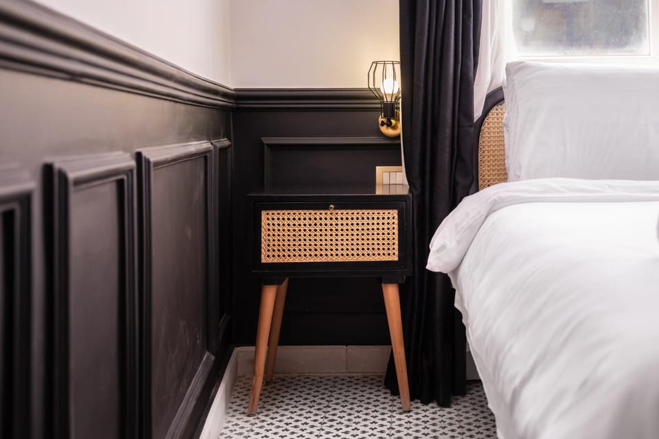 Bed, Photo of the whole room, hair dresser