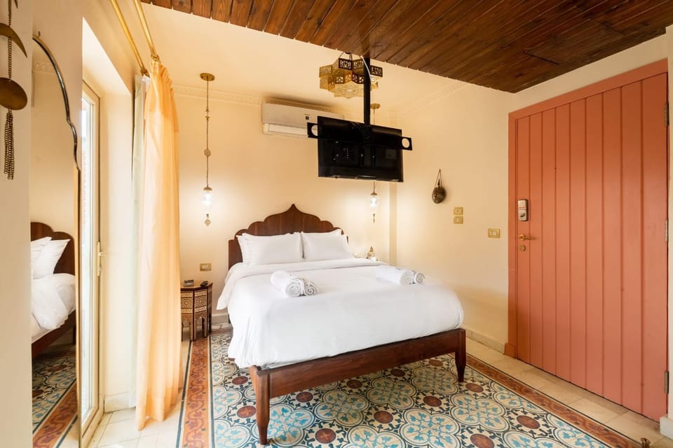 Bed, TV and multimedia, Bedroom