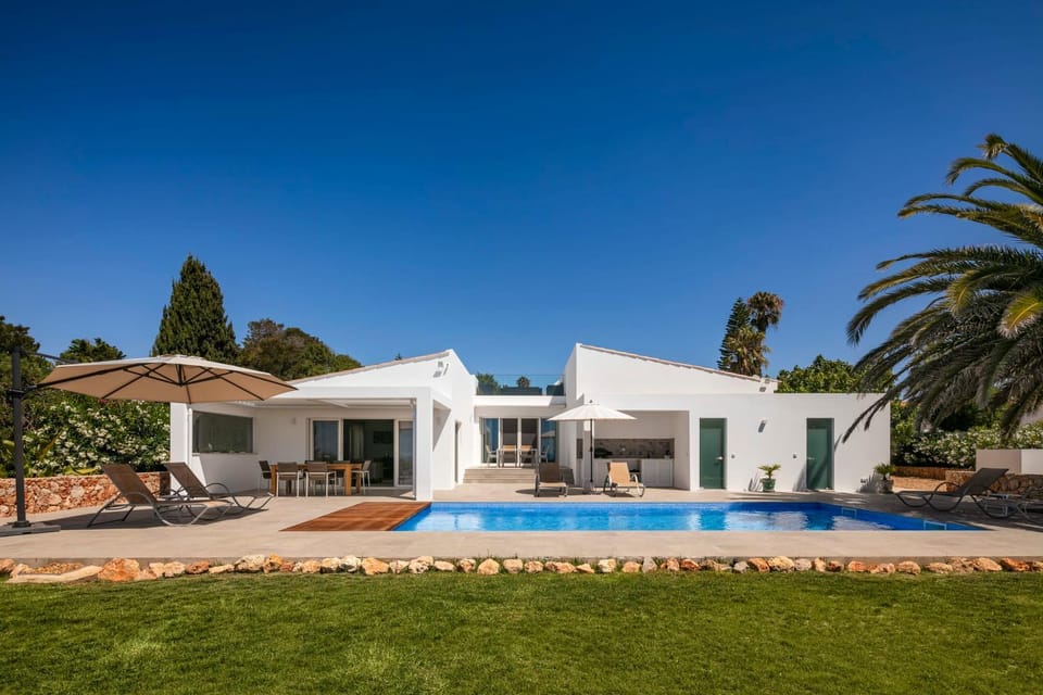 Property building, Patio, Day, Garden, Garden, Garden view, Pool view, Swimming pool, Swimming pool, sunbed