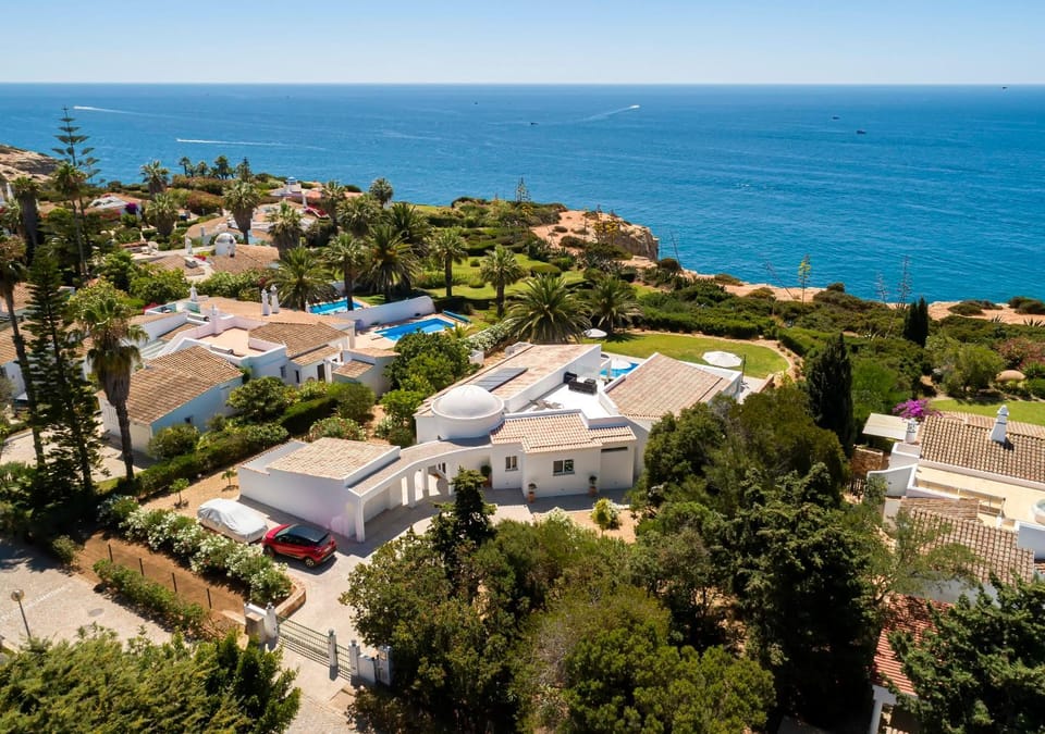 Property building, Nearby landmark, Day, Neighbourhood, Natural landscape, Bird's eye view, Beach, Pool view, Sea view, Swimming pool
