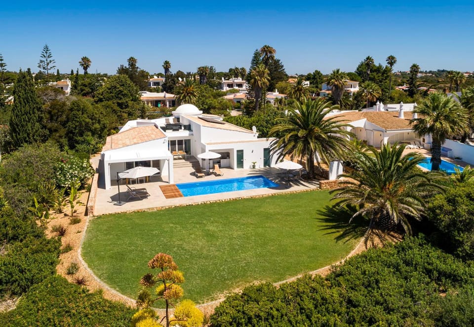 Property building, Day, Natural landscape, Bird's eye view, Garden, Garden, Garden view, Pool view, Swimming pool, sunbed