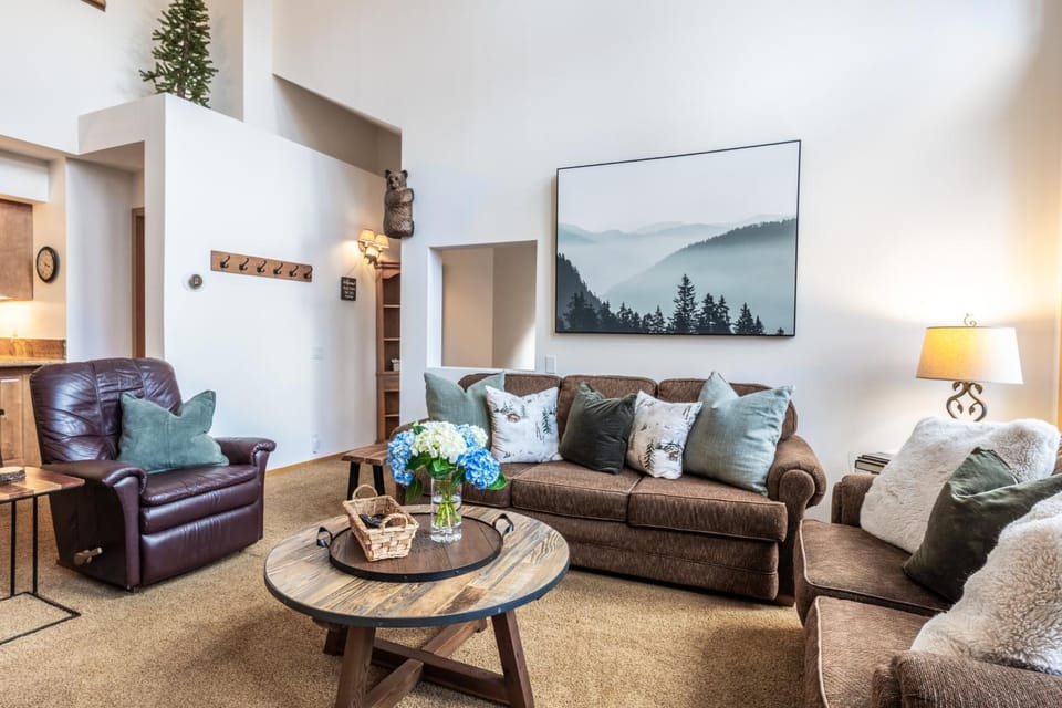 Updated 3 Bedroom 3 Bathroom Snowcreek Phase V #884, Sleeps 6 House in Mammoth Lakes