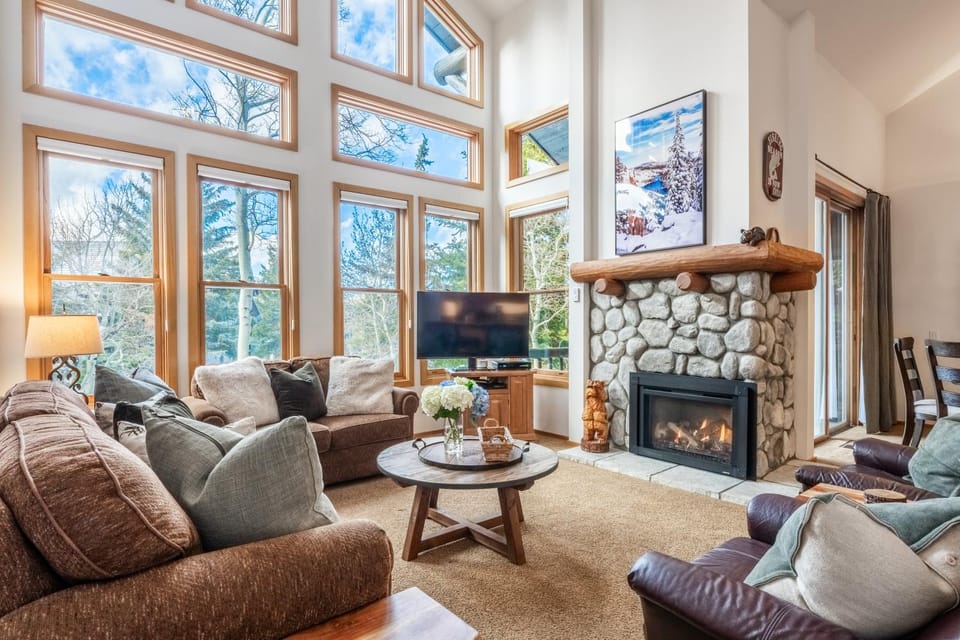 Updated 3 Bedroom 3 Bathroom Snowcreek Phase V #884, Sleeps 6 House in Mammoth Lakes