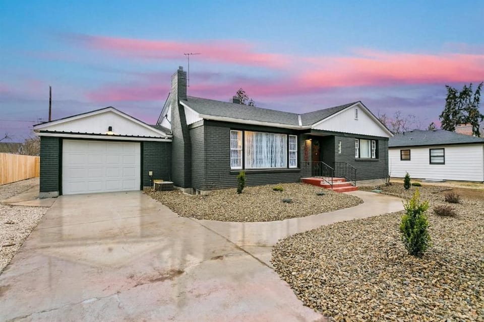 CUTE Remodeled Midcentury Cottage on Boise Bench House in Garden City