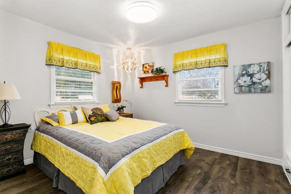 CUTE Remodeled Midcentury Cottage on Boise Bench House in Garden City