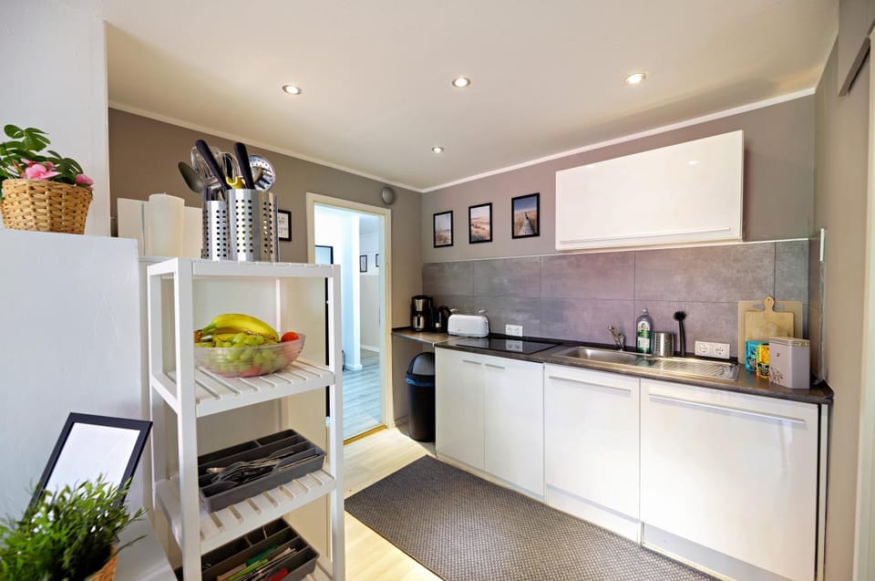 Coffee/tea facilities, dishwasher, stove, kitchen