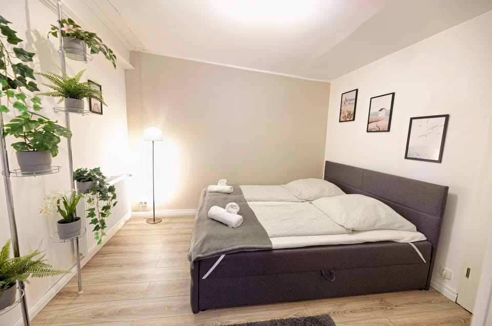 Bed, Bedroom, towels