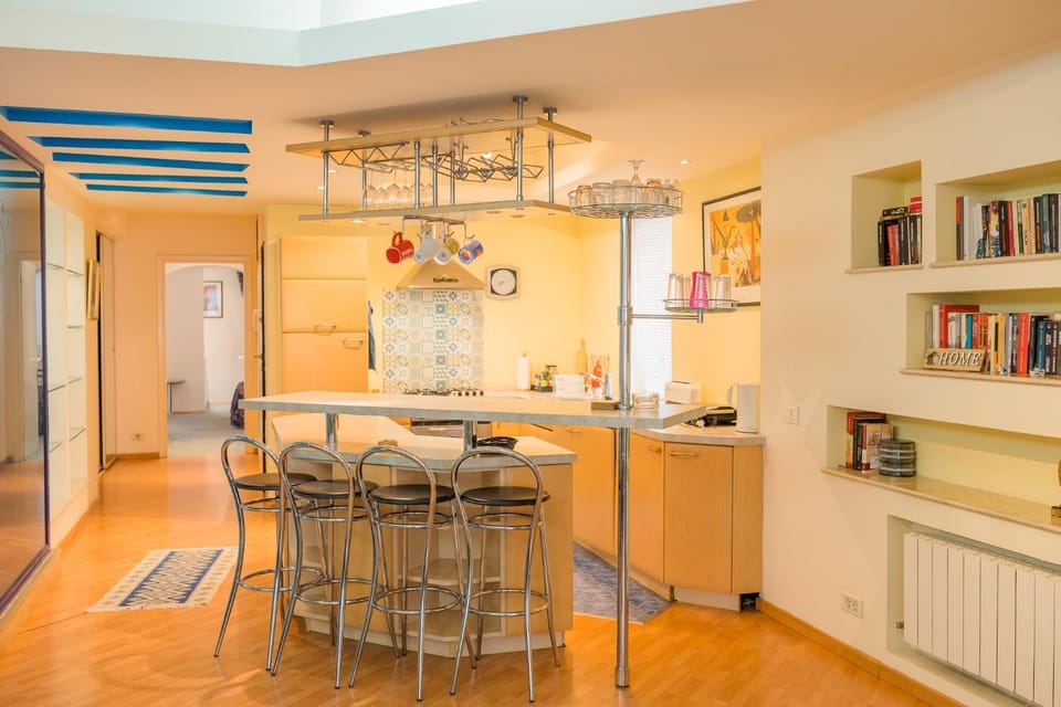 Kitchen or kitchenette, Dining area, stove