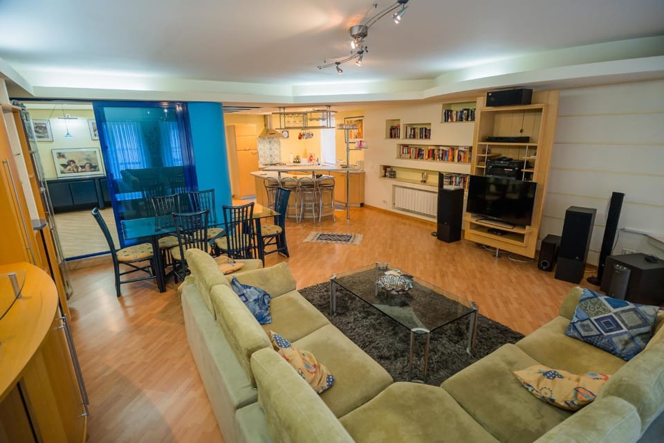 Living room, Seating area, Dining area, oven, stove