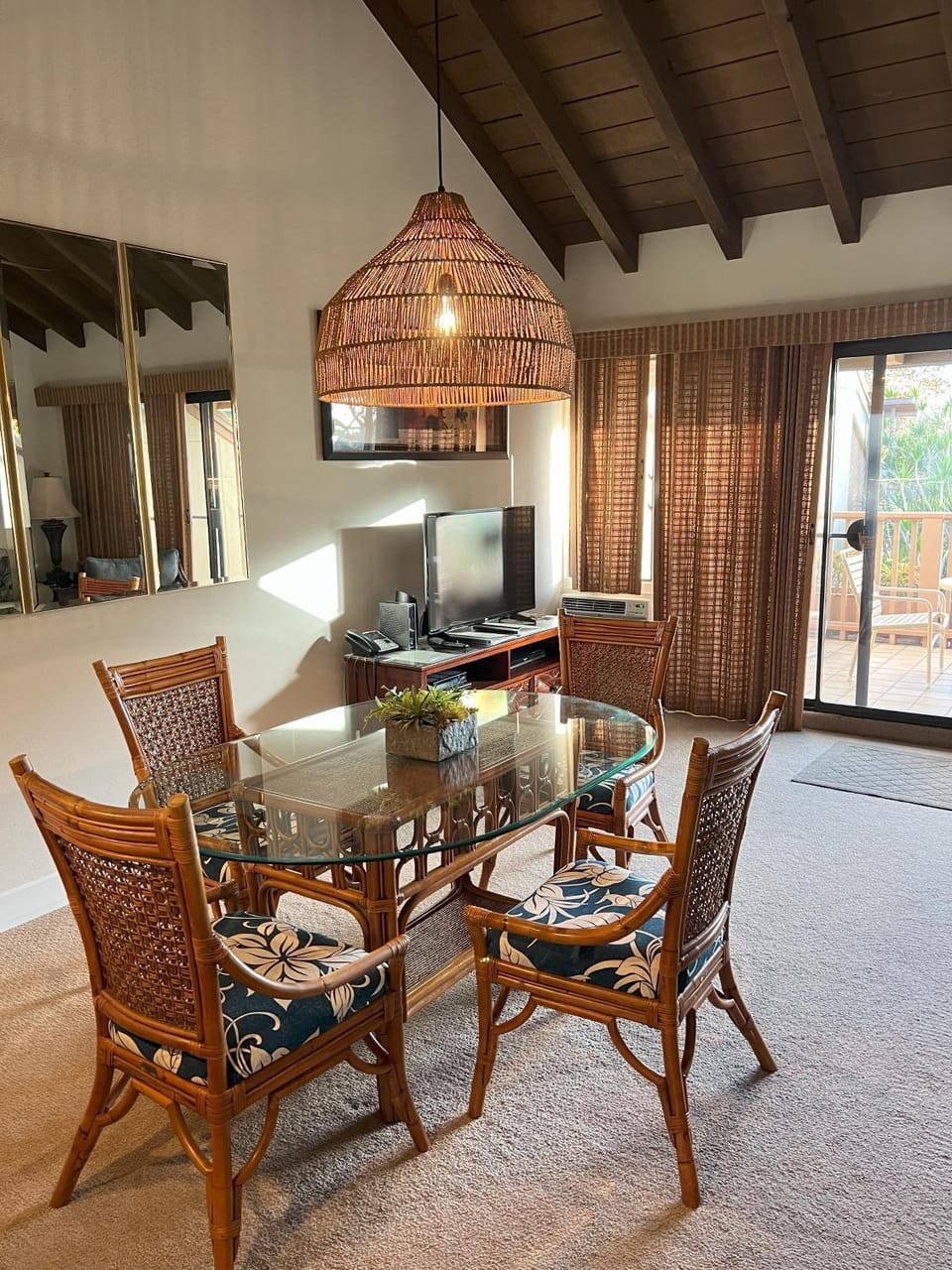 Patio, TV and multimedia, Living room, Seating area, Dining area