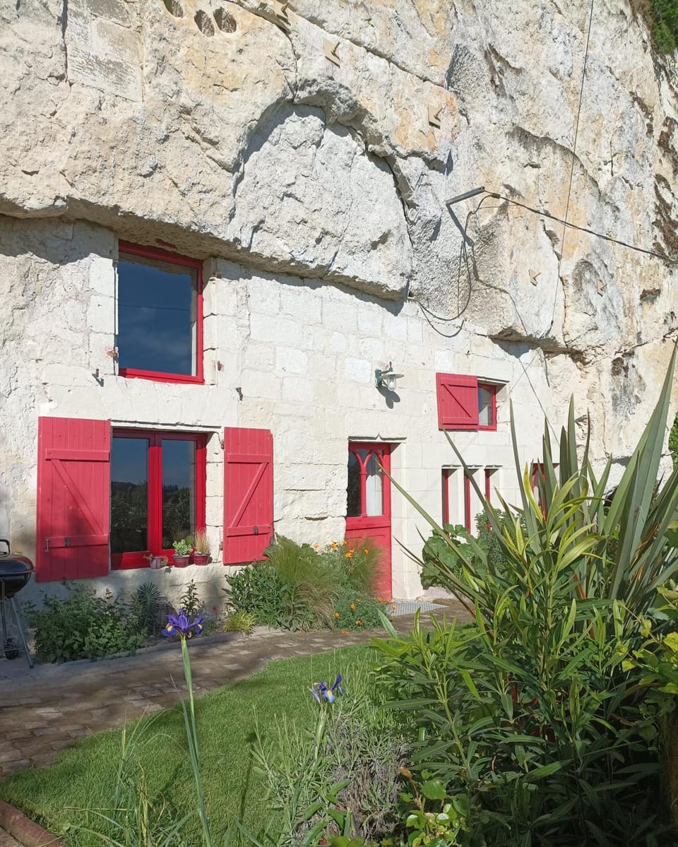 Gite des Perreyeurs - maison troglodyte avec vue sur Loire House in Pays de la Loire
