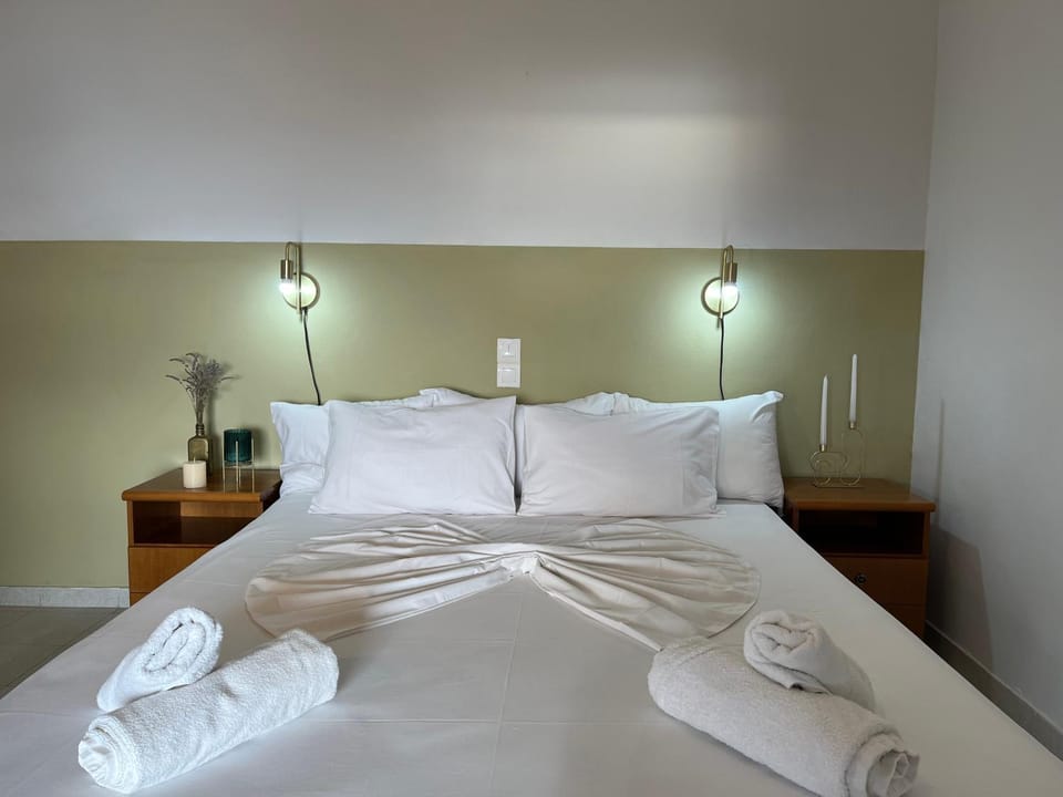 Bed, Photo of the whole room, Bedroom, towels