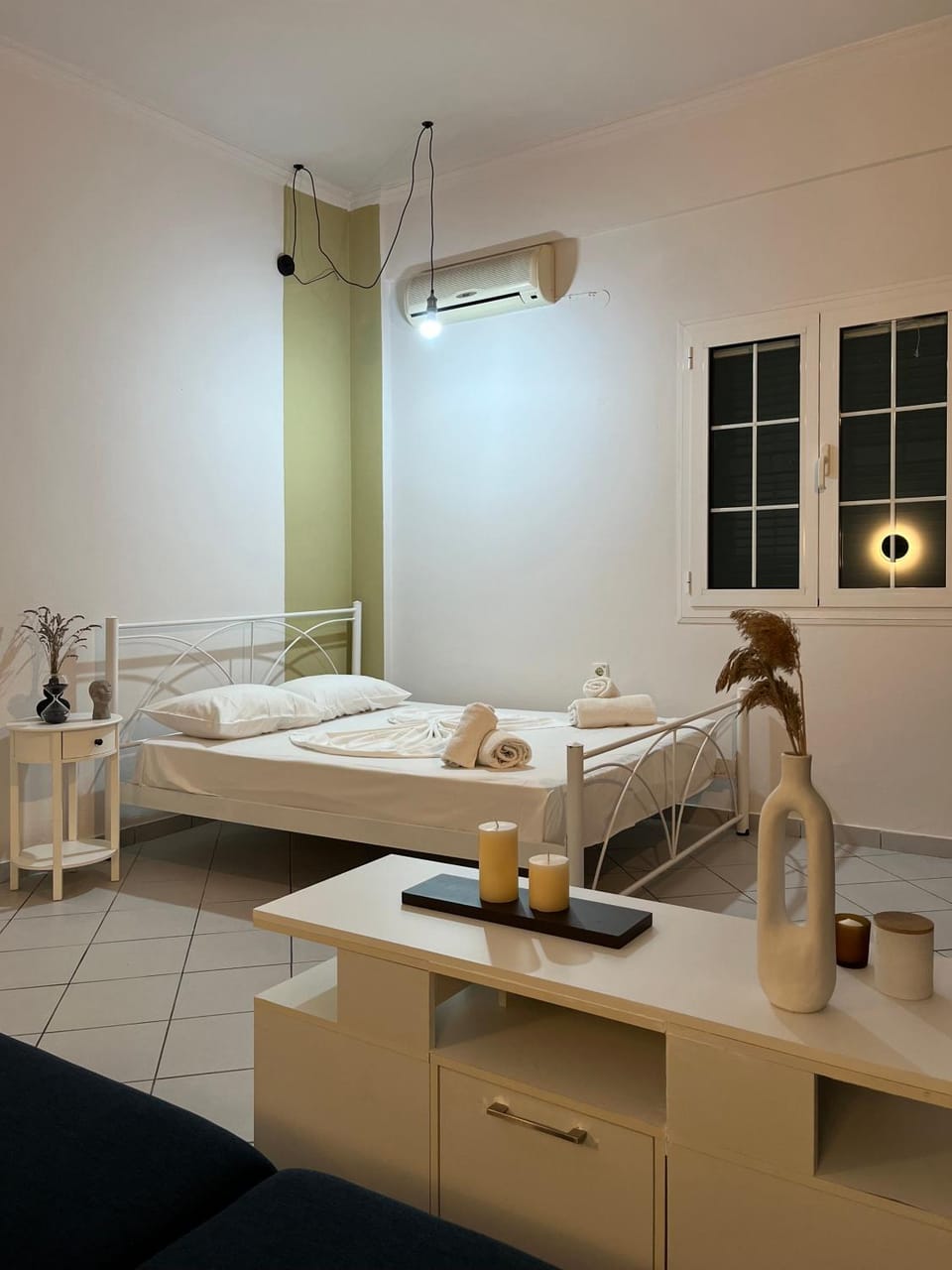 Bed, Photo of the whole room, Bedroom, towels