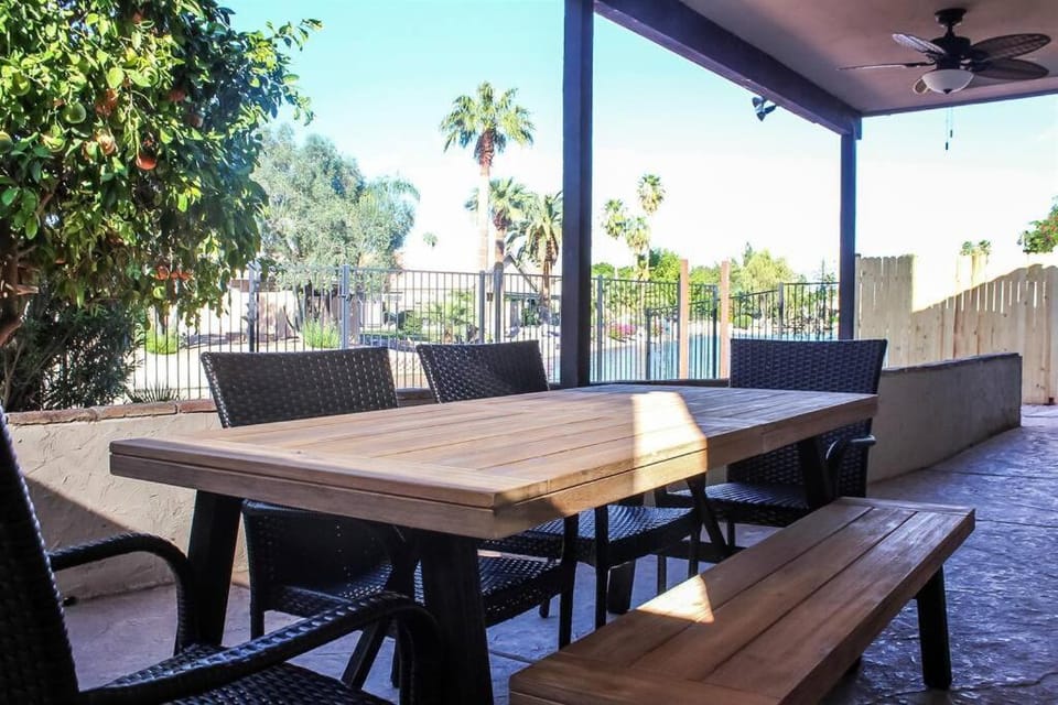 Lakefront Hacienda with Pool, Hot-tub, Tennis House in Gilbert