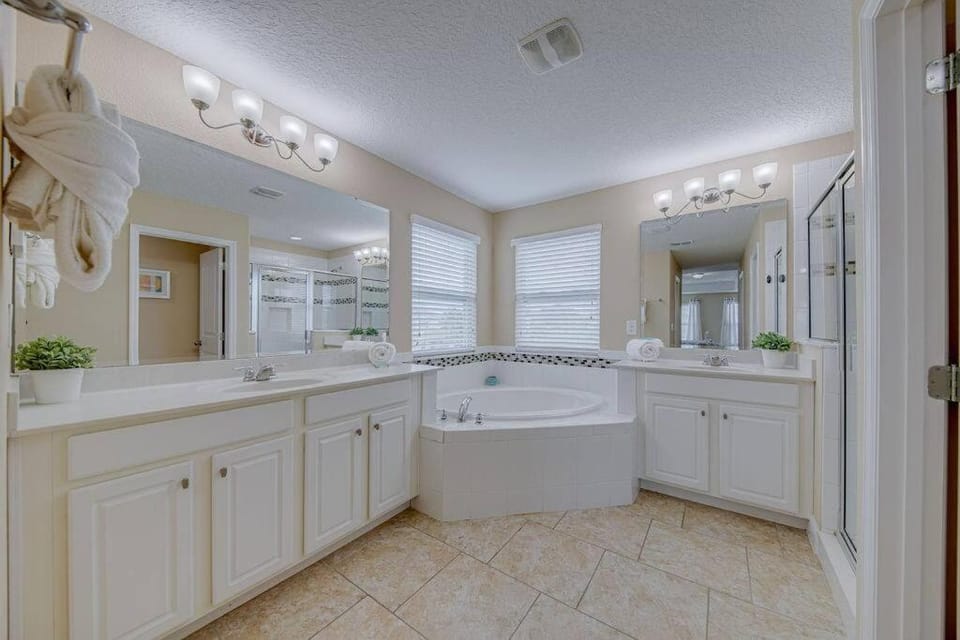 576 - Stunning, modern home on resort community with private pool and spa House in Four Corners
