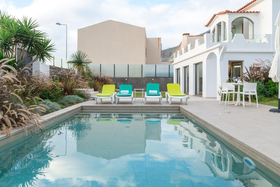 Property building, Patio, Day, Pool view, Swimming pool, Swimming pool, sunbed