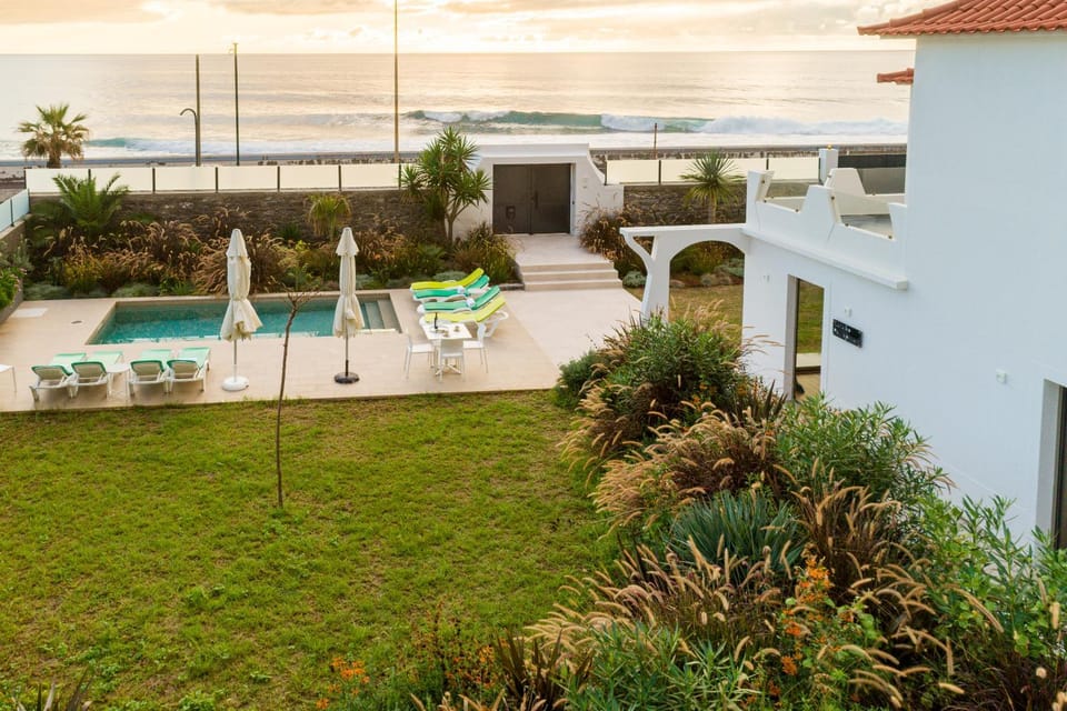 Property building, Patio, Day, Natural landscape, Garden, Garden, Swimming pool, sunbed