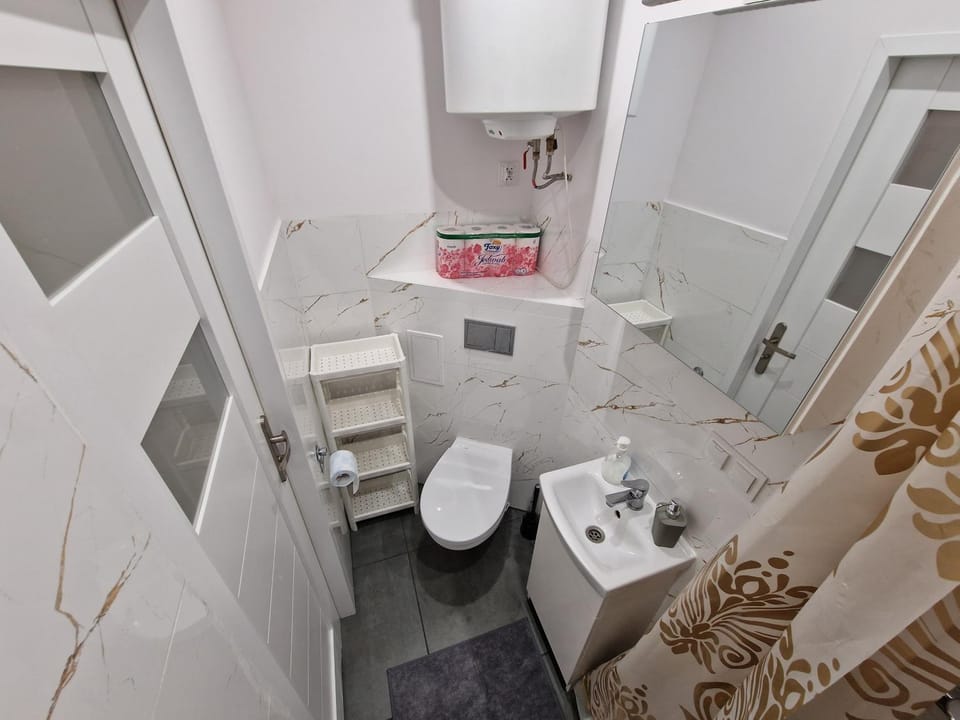 Toilet, Bathroom, towels