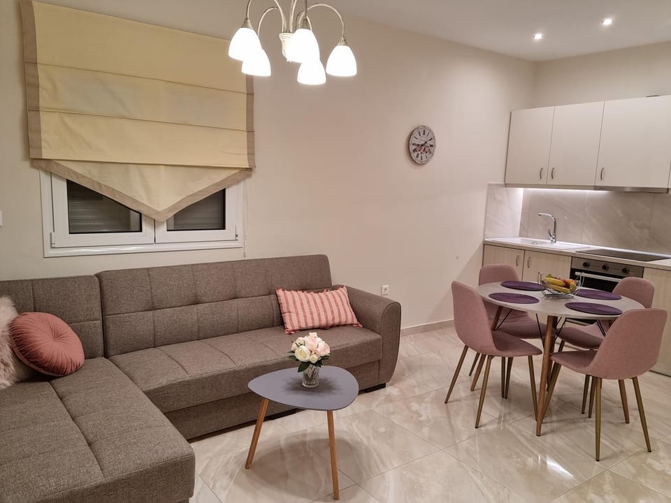 Kitchen or kitchenette, Living room, Seating area, Dining area, pet friendly, stove